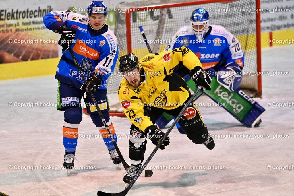 ESC SPARKASSE STEINDORF vs. MET PHOTOVOLTAIK HORNETS SPITTAL | #23 Sodja Urban EC Hornets Spittal, #11 Kalan Luka ESC Steindorf, #70 Moser Lukas ESC Steindorf, ESC SPARKASSE STEINDORF vs. MET PHOTOVOLTAIK HORNETS SPITTAL, ESC SPARKASSE STEINDORF vs. MET PHOTOVOLTAIK HORNETS SPITTAL am 22.11.2025 in Steindorf (Ossiachersee Halle), Austria, (Photo by Bernd Stefan)