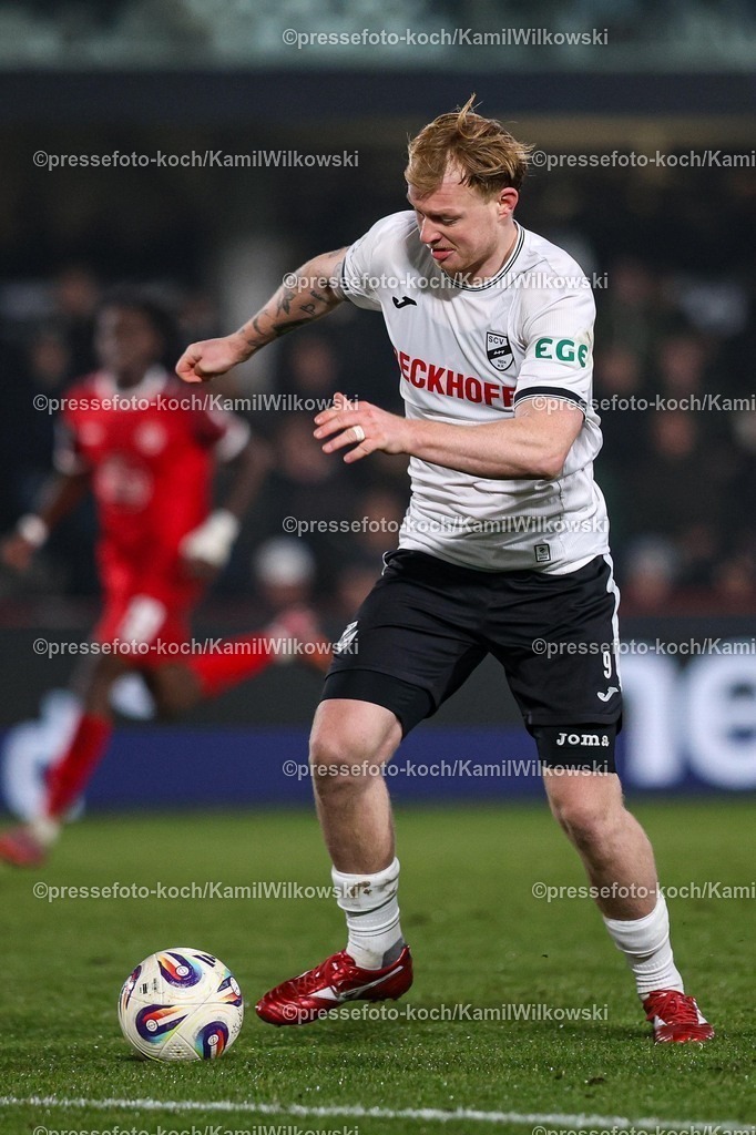 xKWIx13122501053 | 13.12.2025, xKWIx, Fußball, 3. Liga, SC Verl - Rot-Weiss Essen, SPORTCLUB Arena: Jonas Arweiler (SC Verl #9) Photo: xKamilxWilkowskixPressefotoKochx