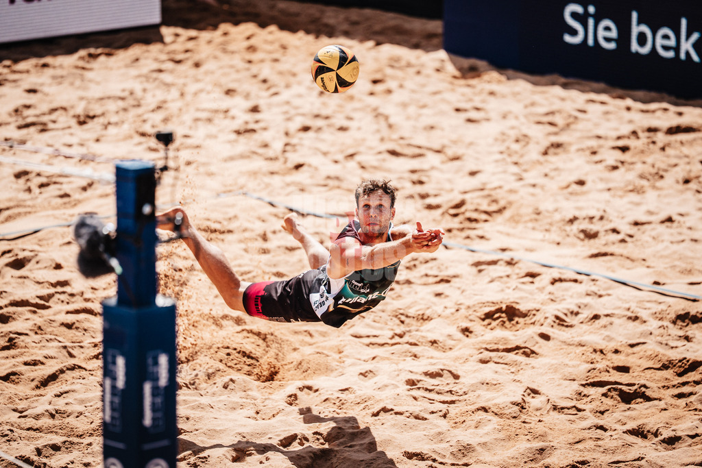 Beachvolleyball | Männer | Allianz German Beach Tour 2025 | Tourstop München | 12.07.2025 | Eric Stadie-Seeber springt zum Ball
