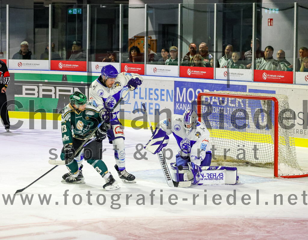 2025-09-26_068_TSV_Erding_gegen_SC_Riessersee | Erding, Deutschland, 26.09.2025:Eishockey, Oberliga Süd 2025 / 2026, 3. Spieltag, TSV Erding gegen SC Riessersee, Endergebnis: 3:5Lukas Gaus (Erding Gladiators, #23), Jesse Roach (SC Riessersee, #74), Torwart Patrik Mühlberger (SC Riessersee, #65)Foto: Christian Riedel / fotografie-riedel.net