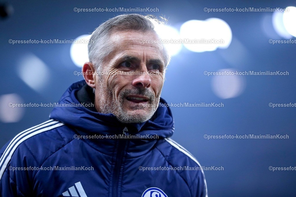 S0401022502168 | 01.02.2025, Fußball, FC Schalke 04 - 1. FC Magdeburg, 2.. Fußball Bundesliga, 20. Spieltag, Veltins-Arena Gelsenkirchen, Saison 2024 2025: Trainer Kees van Wonderen (S04 Cheftrainer)DFB regulations prohibit any use of photographs as image sequences and or quasi-video.