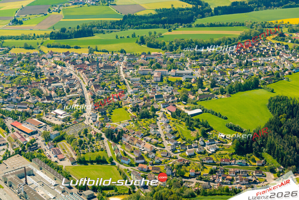 Das Luftbild zeigt :  Erbendorf - Die Luftaufnahme wurde 2024 vom UL-Flugzeug aus erstellt ( keine Drohne ) - Hochauflösende Luftaufnahme - Für grossformatige Ausdrucke geeignet. Die Geschenkidee !Mit Lizenz und Bildrechte bestellbar