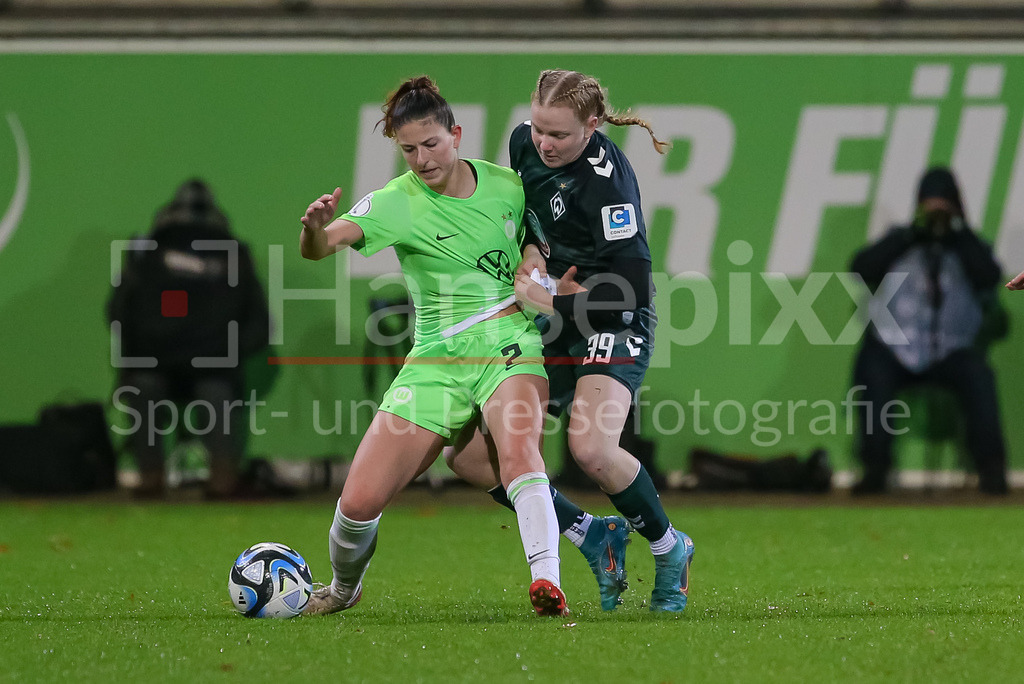 Fussball, DFB-Pokal Frauen, VfL Wolfsburg - SV Werder Bremen | v.li.: Chantal Hagel (VfL Wolfsburg, 7) und Jette Behrens (SV Werder Bremen, 39) im Zweikampf, Duell, Dynamik, Aktion, Action, Spielszene, DIE DFB-RICHTLINIEN UNTERSAGEN JEGLICHE NUTZUNG VON FOTOS ALS SEQUENZBILDER UND/ODER VIDEOÄHNLICHE FOTOSTRECKEN. DFB REGULATIONS PROHIBIT ANY USE OF PHOTOGRAPHS AS IMAGE SEQUENCES AND/OR QUASI-VIDEO.