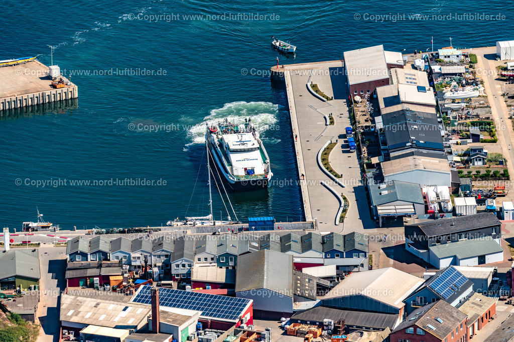 Helgoland_Hafen_Katamaran_Adler_Jet_Adler_Schiffe_ELS_7904130822 | HELGOLAND 13.08.2022 Passagier- und Fahrgastschiff " Adler Jet " Katamaran in Helgoland im Bundesland Schleswig-Holstein, Deutschland. Weiterführende Informationen bei: Adler-Schiffe GmbH & Co. KG. // Passenger ship " Adler Jet " in Helgoland in the state Schleswig-Holstein, Germany. Further information at: Adler-Schiffe GmbH & Co. KG. Foto: Martin Elsen