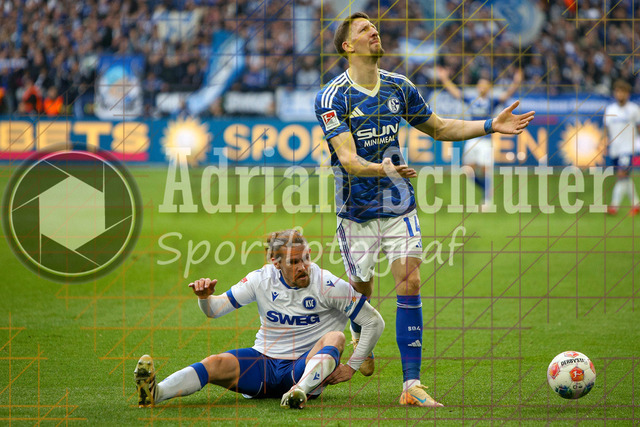 05.04.2026, GER, Fussball, Herren, 2. BL, Saison 2025/2026, FC Schalke 04 - Karlsruher SC | Sebastian Jung (KSC) und Janik Bachmann (S04) im Kampf um den Ball 