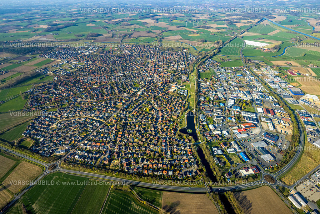 Olfen250405772 | Luftbild, Ortsansicht Übersicht Wohngebiet Olfen, umgeben von Wiesen und Feldern, rechts Alte Fahrt und Gewerbegebiet, Olfen-Stadt, Olfen, Münsterland, Nordrhein-Westfalen, Deutschland