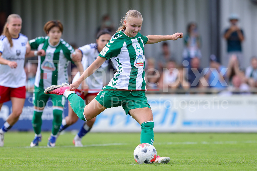 Fussball, Testspiel Frauen, SV Werder Bremen - Hamburger SV | v.li.: Torschützin Isabella Jaron (SV Werder Bremen, 11) beim Elfmeter, Strafstoß, Spielszene, Action, Aktion, erzielt das Tor zum 3:1, Treffer, Highlight, Torerfolg