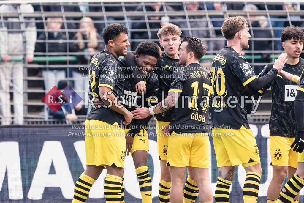 RS-1-042743 | Paul-Philipp Besong (#22, BVB), Patrick Göbel (#17, BVB) und weitere Teamkameraden freuen sich mit Rodney Elongo-Yombo (#27, BVB) über dessen Führungstreffer zum 1:0.