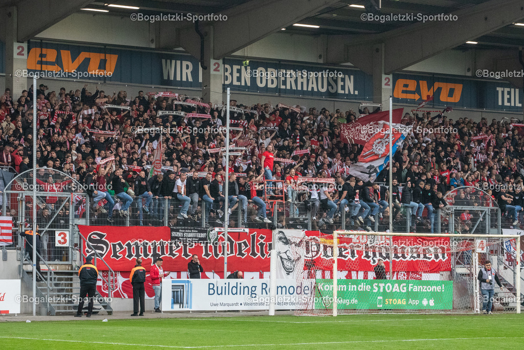 RWO Fans feiern | 11.10.2025, Fußball, Niederrheinpokal, Rot-Weiß Oberhausen - Rot-Weiss Essen: RWO Fans feiern den Derbysieg und den Einzug in die nächste Runde - Realisiert mit Pictrs.com