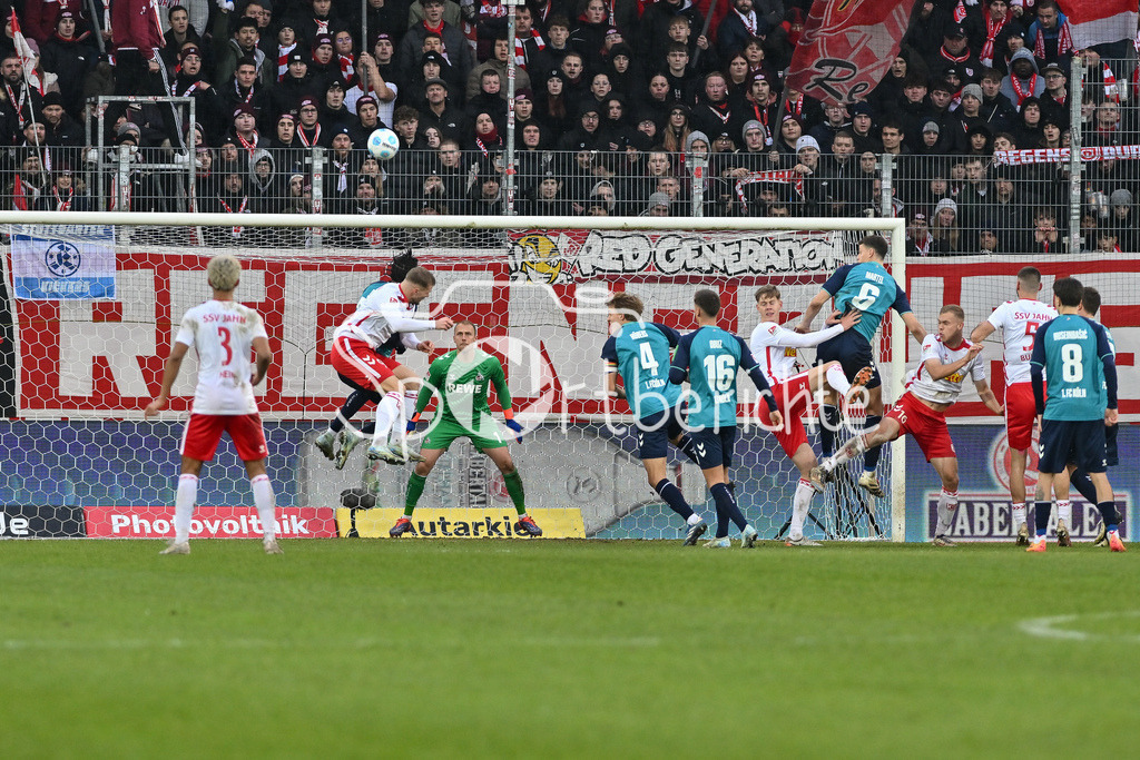 SSV Jahn Regensburg - 1. FC Köln | Kurz vor Schluss hat der Jahn noch eine gute Torchance / Eric HOTTMANN (SSV Jahn Regensburg 9) / 2. Bundesliga: SSV Jahn Regensburg - 1. FC Koen, Jahnstadion am 08.12.2024