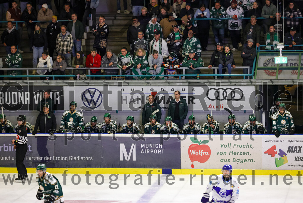 2025-09-26_095_TSV_Erding_gegen_SC_Riessersee | Erding, Deutschland, 26.09.2025:Eishockey, Oberliga Süd 2025 / 2026, 3. Spieltag, TSV Erding gegen SC Riessersee, Endergebnis: 3:5Mark Waldhausen (Erding Gladiators, #27), Bastian Cramer (Erding Gladiators, #34), Co-Trainer Maximilian Helling (Erding Gladiators), Teamchef Dominik Quinlan (Erding Gladiators), Marco Pfleger (Erding Gladiators, #47)Foto: Christian Riedel / fotografie-riedel.net