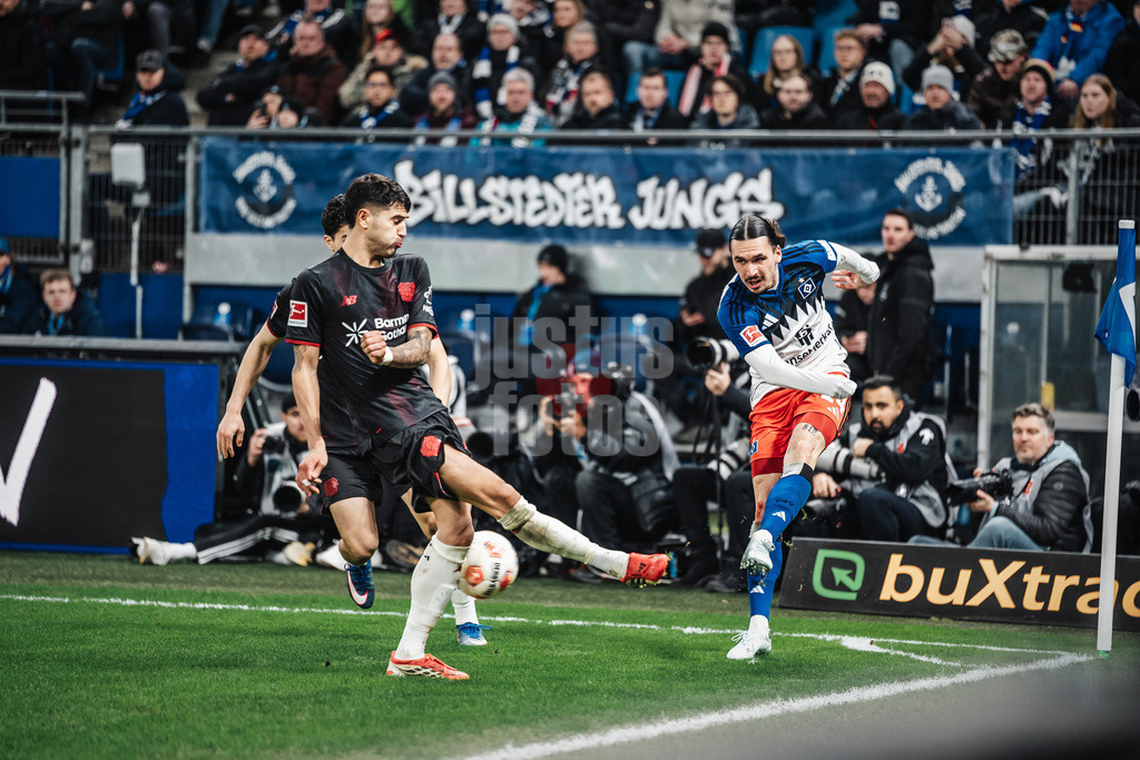 Fußball | Männer | Saison 2025/2026 | 1. Fußball-Bundesliga | 17. Spieltag | Hamburger SV vs. Bayer 04 Leverkusen | 04.03.2026 | Rayan Philippe (#14, HSV) probiert den Ball hereinzubringen