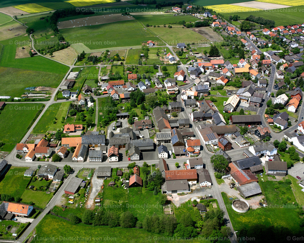 2614145 | ZELL 09.06.2006 Ortsansicht der Straßen und Häuser der Wohngebiete in Zell im Bundesland Hessen, Deutschland // Town View of the streets and houses of the residential areas in Zell in the state Hesse, Germany Foto: Gerhard Launer