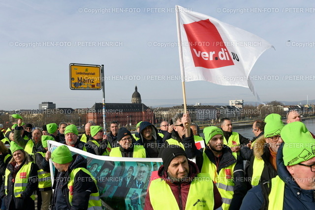 Impressionen Mainz | 02.02.2024 Streik des ÖPNV Personals bei Bussen und Bahnen in Rheinland-Pfalz im kommunalen und privaten Bereich nach Aufruf von der Vereinigten Dienstleistungsgewerkschaft VERDI für bessere Arbeitsbedingungen Lohnerhöhung. Die Theodor-Heuss-Brücke ist für die zentrale Kundgebung gesperrt (Foto: Peter Henrich) - Realisiert mit Pictrs.com