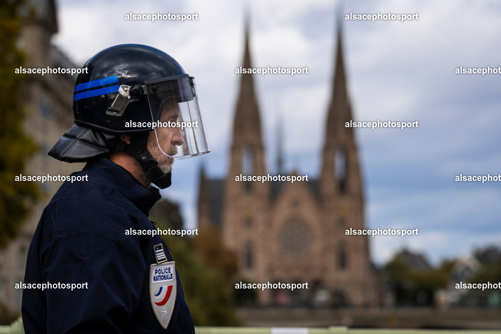 _B7A6447 | Strasbourg, France, 24 octobre 2026. Des manifestants affrontent les forces de l’ordre lors d’une mobilisation dans le centre-ville de Strasbourg. Des policiers interviennent pour disperser des groupes de manifestants, tandis que des gaz lacrymogènes sont utilisés. Des affrontements, des jets de projectiles et des dégradations sont observés dans plusieurs rues. Des barricades et des véhicules en feu témoignent de la tension qui règne en marge de la mobilisation. - Realisiert mit Pictrs.com