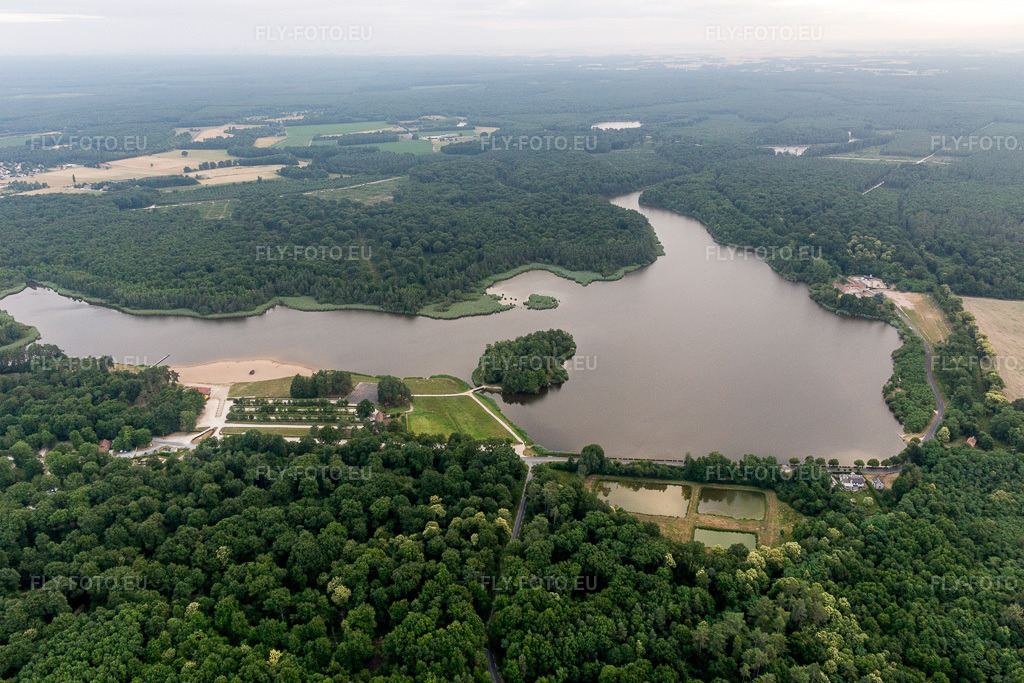Vue aérienne: Vue de la ville à Combreux dans le département Loiret, France. Photo: IMG_101277.jpg prise le 25/06/2017 par Werner Riehm/FLY-FOTO.eu – Résolution de l'original: 5327 x 3552 px