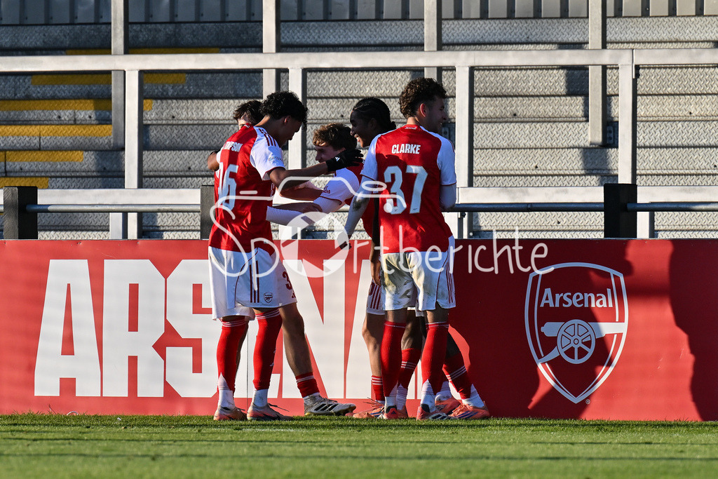 Arsenal London U19 - FC Bayern München U19 | BOREHAMWOOD, ENGLAND - 26. NOVEMBER: Jubel der Engländer nach dem Treffer zum 3-1 durch  Ceadach O`Neill (Arsenal FC U19 76) Tor / Torschuetze / Freude / Happy / beim Ligaspiel zwischen der U19 von Arsenal London und der U19 des FC Bayern München am 5. Spieltag der UEFA Youth League im Meadow Park am 26.11.2025