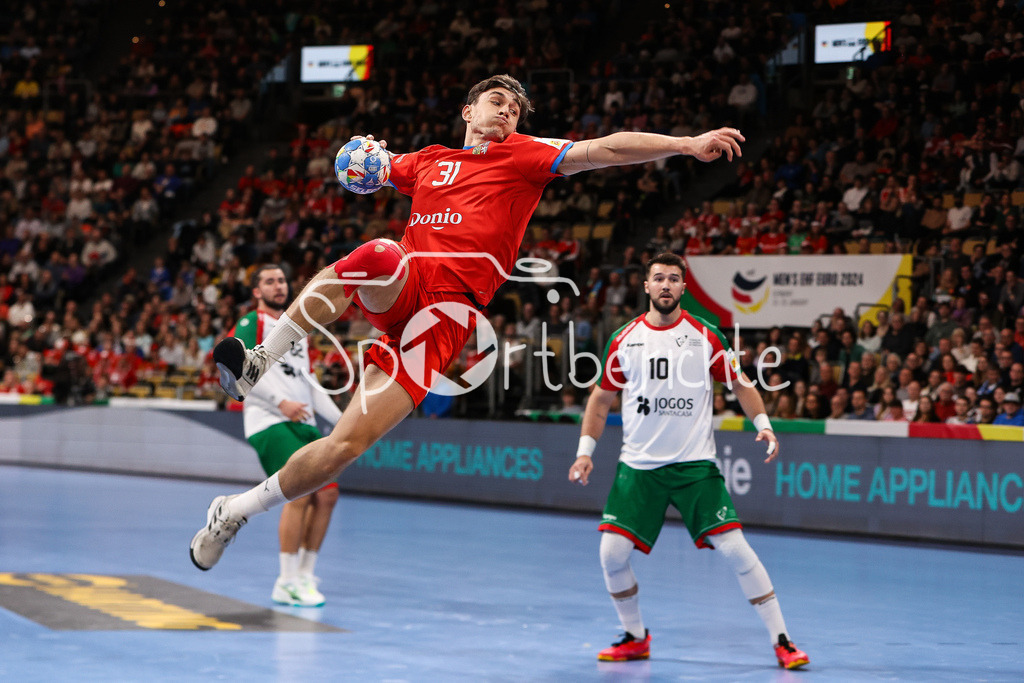 Tschechien - Portugal | Matej KLIMA (CZE #31) liegt in der Luft bei einem Wurf auf das Tor