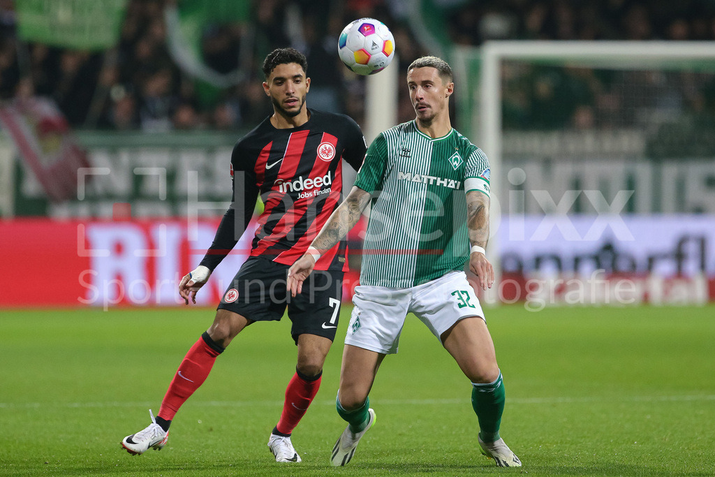 Fussball, Bundesliga, SV Werder Bremen - Eintracht Frankfurt | v.li.: Omar Marmoush (Eintracht Frankfurt, 7) und Marco Friedl (SV Werder Bremen, 32) im Zweikampf, Duell, Dynamik, Aktion, Action, Spielszene, DIE DFL-RICHTLINIEN UNTERSAGEN JEGLICHE NUTZUNG VON FOTOS ALS SEQUENZBILDER UND/ODER VIDEOÄHNLICHE FOTOSTRECKEN. DFL REGULATIONS PROHIBIT ANY USE OF PHOTOGRAPHS AS IMAGE SEQUENCES AND/OR QUASI-VIDEO.