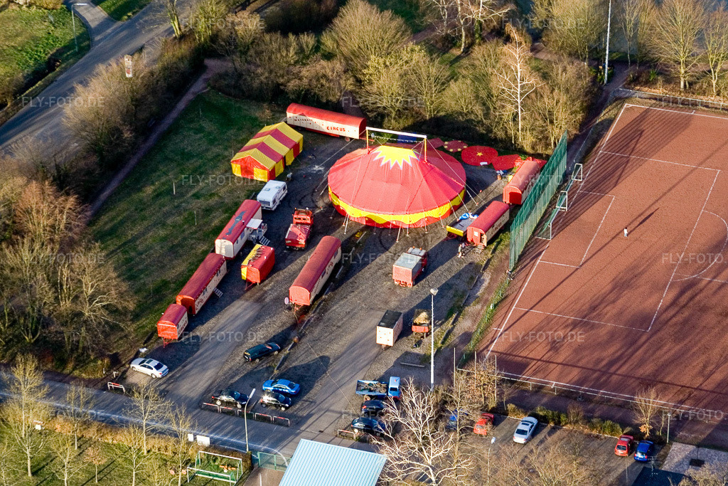 Luftbild: Circus Weisheit am Sportplatz in Kandel im Bundesland Rheinland-Pfalz in Deutschland. Foto: IMG_9822.jpg vom 18.03.2008 durch Werner Riehm/FLY-FOTO.de