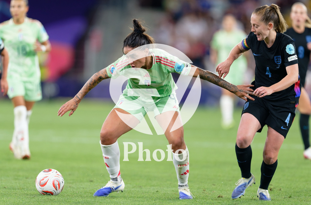 England v Italy - UEFA Women's EURO 2025 Semi-Final | GENEVA, SWITZERLAND - JULY 22:  Martina Piemonte of Italy (L) Keira Walsh of England (R) fight for possession  during the UEFA Women's EURO 2025 Semi-Final match between England and Italy at Stade de Geneve on July 22, 2025 in Geneva, Switzerland. (Photo by Giuseppe Velletri/Sports Press Photo/Getty Images)