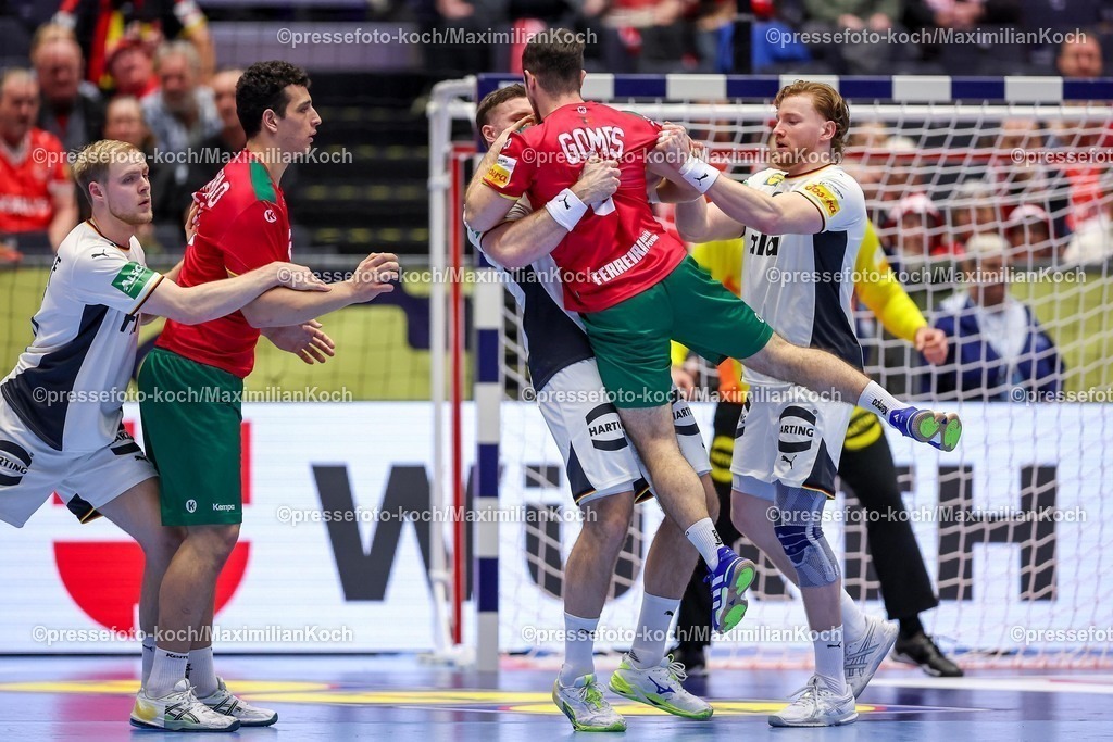 EHF22012601080 | 22.01.2026, Handball, Men's EHF EURO 2026, Deutschland - Portugal, Jyske Bank Boxen in Herning, Dänemark, Main Round:   Johannes Golla (Germany #04) und  Tom Kiesler (Germany #30) verteidigen gegen  Filipe Graca Monteiro (Portugal #09)