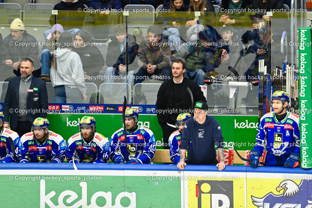 EC IDM Wärmepumpen VSV vs. Steinbach Black Wings Linz | Spielerbank EC VSV, #9 Alexander Rauchenwald EC VSV, Pierre Allard Headcoach EC VSV, Christoph Apoloner Equipment Manager EC VSV, EC IDM Wärmepumpen VSV vs. Steinbach Black Wings Linz, EC IDM Wärmepumpen VSV vs. Steinbach Black Wings Linz am 23.01.2026 in Villach (Stadthalle Villach), Austria, (Photo by Bernd Stefan)