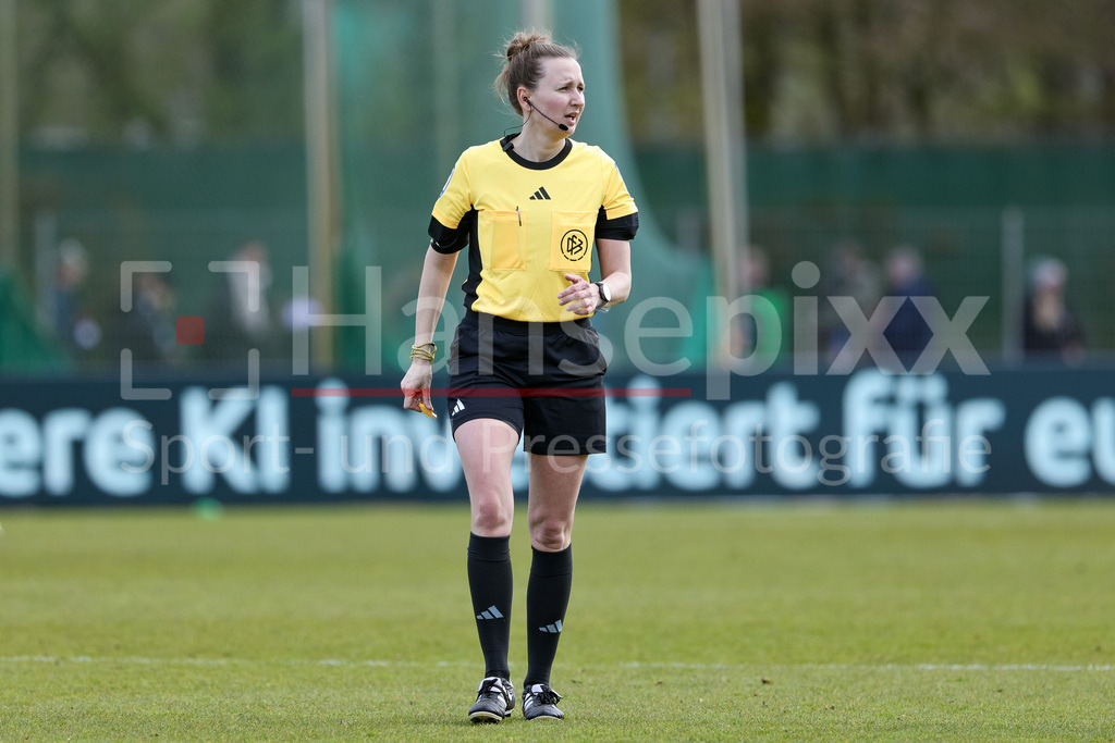 Fussball, Google Pixel Frauen-Bundesliga, SV Werder Bremen - SGS Essen | Schiedsrichterin Sina Diekmann, DIE DFB-RICHTLINIEN UNTERSAGEN JEGLICHE NUTZUNG VON FOTOS ALS SEQUENZBILDER UND/ODER VIDEOÄHNLICHE FOTOSTRECKEN. DFB REGULATIONS PROHIBIT ANY USE OF PHOTOGRAPHS AS IMAGE SEQUENCES AND/OR QUASI-VIDEO.