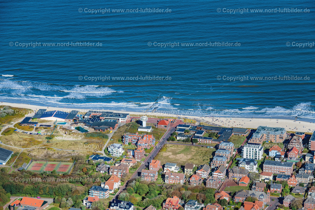 Wangerooge_Ortsansicht_ELS_5212091022 | WANGEROOGE 09.10.2022 Ortsteilansicht des Hauptstrandes entlang der Strandpromenade von Wangerooge auf der gleichnamigen Insel im Wattenmeer in der Nordsee im Bundesland Niedersachsen. Wangerooge ist die östlichste der bewohnten Ostfriesischen Inseln und verfügt über einen Sandstrand und ist Nordseeheilbad. Auf dem Strand befinden sich Strandkörbe und Urlauber. Weiterführende Informationen bei: Kurverwaltung Nordseeheilbad Wangerooge. // View of the main beach along the seafront of the village of Wangerooge on the island of the same name in the Wadden Sea of the North Sea in the state of Lower Saxony. Wangerooge is the Eastern-most inhabited of the East Frisian Islands. It has a sand beach and is a spa resort. Further information at: Kurverwaltung Nordseeheilbad Wangerooge. Foto: Martin Elsen