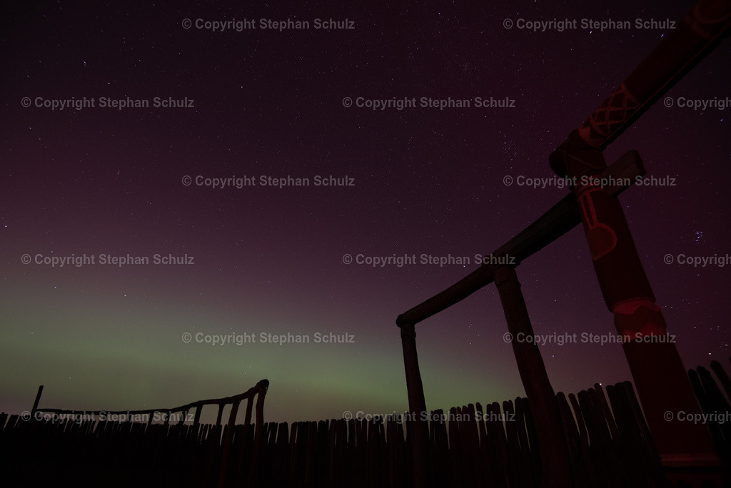 Polarlichter am Ringheiligtum Pömmelte | Polarlichter (Aurora borealis) leuchten über dem Ringheiligtum Pömmelte. Die prähistorische Kreisgrabenanlage wird von Archäologen auch als deutsches Stonehenge bezeichnet. - Realisiert mit Pictrs.com