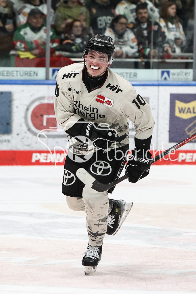 Augsburger Panther - Kölner Haie | doppeltorschuetze im zweiten Drittel Justin SCHUETZ (KEC #10) freut sich ueber den Treffer zum 0-3 / Freude / Jubel / Tor / Torschuezte