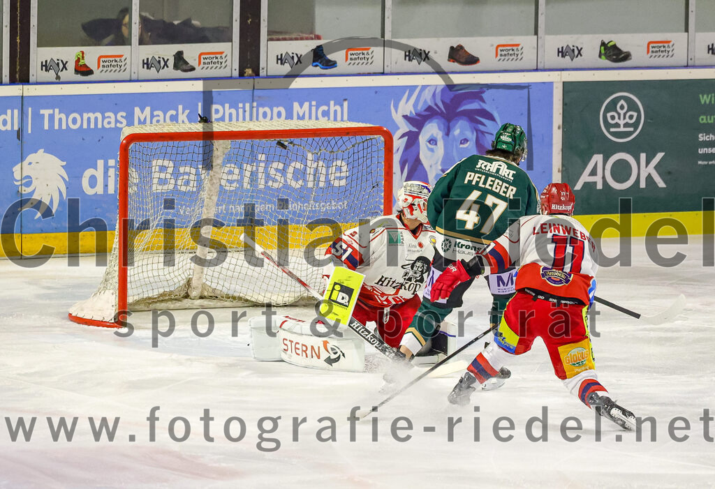 2026-02-20_061_TSV_Erding_gegen_Deggendorfer_SC | Erding, Deutschland, 20.02.2026:Eishockey, Oberliga Süd 2025 / 2026, 49. Spieltag, TSV Erding gegen Deggendorfer SC, Endergebnis: 4:1Torwart Timo Pielmeier (Deggendorfer SC, #51), Marco Pfleger (Erding Gladiators, #47), Curtis Leinweber (Deggendorfer SC, #11)Foto: Christian Riedel / fotografie-riedel.net