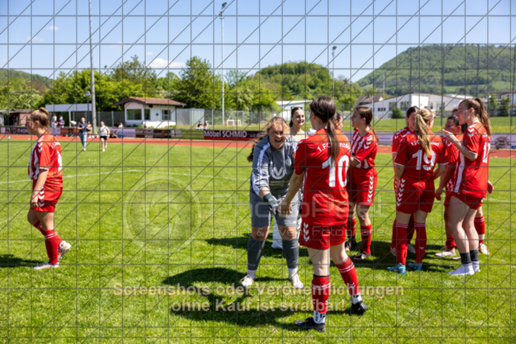 20250501_124556_0989 | #,1.FC Donzdorf II (rot) vs.1.Göppinger SV (weiß), Fussball, Frauen-Bezirkspokal Halbfinale Saison 2024/2025, Rasenplatz Lautertal Stadion, Süßener Straße 16, 73072 Donzdorf, 01.05.2025 - 10:30 Uhr,Foto: PhotoPeet-Sportfotografie/Peter Harich