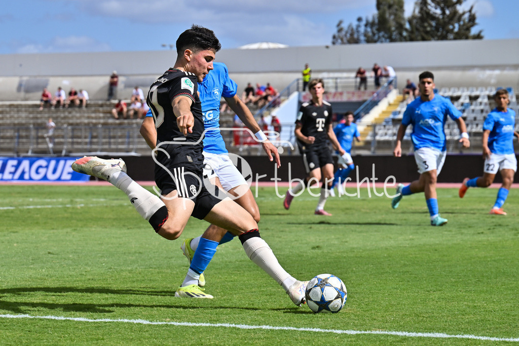Papohs FC U19 - FC Bayern München U19 | im Duell Felipe CHAVEZ (FCB #10) und Kosmas IOANNOU (Paphos FC U19 29) / Zweikampf / UEFA Youth League: Paphos FC U19 - FC Bayern München U19; Stelios Kyriakides Stadium am 30.09.2025