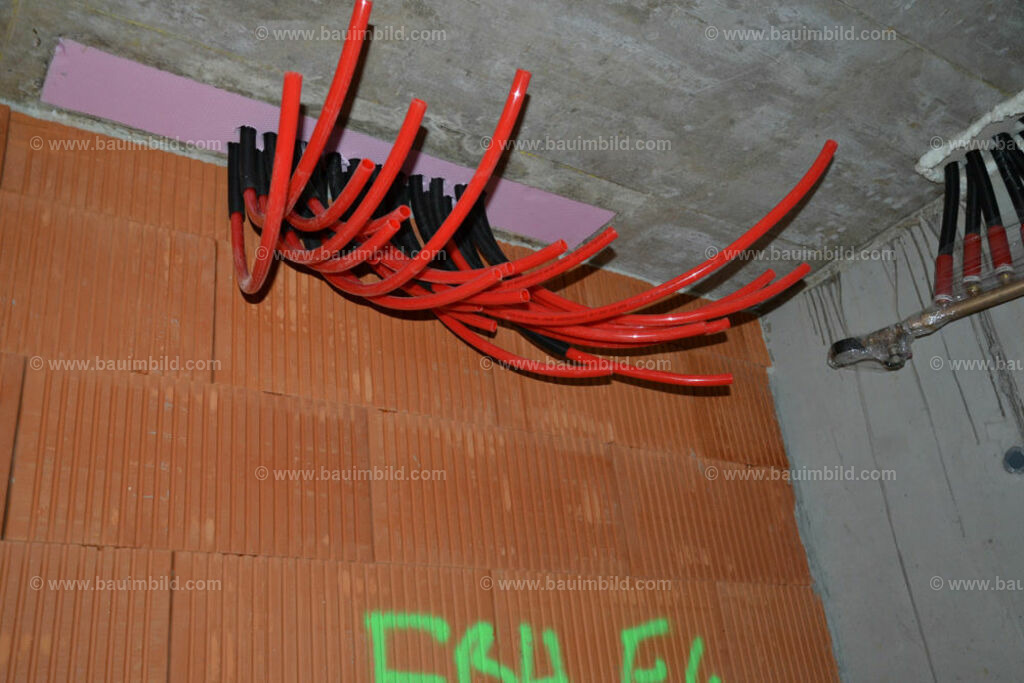 bib-lg16-heizung-0008 | Nach LV-Leistungsgruppen sortierte Detailfotos über den Bau eines Hauses. Alle Hausbau-Bilder direkt vom Urheber und Autor der Website Haus-Selber-Bauen.com