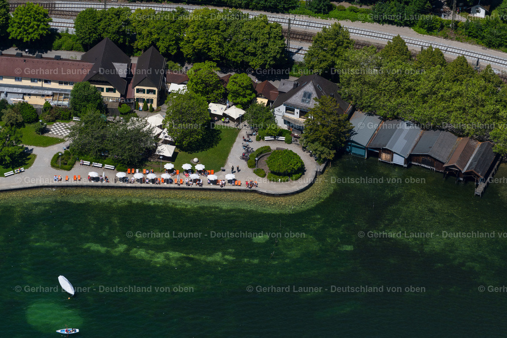 4031272 | STARNBERG 12.06.2020 Liegestühle und Sonnenschirme der Freiluft- Gaststätten Seebar Starnberg am Ufer des Starnberger See in Starnberg im Bundesland Bayern, Deutschland. // Deckchairs and parasols of the open-air restaurants Seebar Starnberg on the shore of Lake Starnberg in Starnberg in the state Bavaria, Germany. Foto: Gerhard Launer