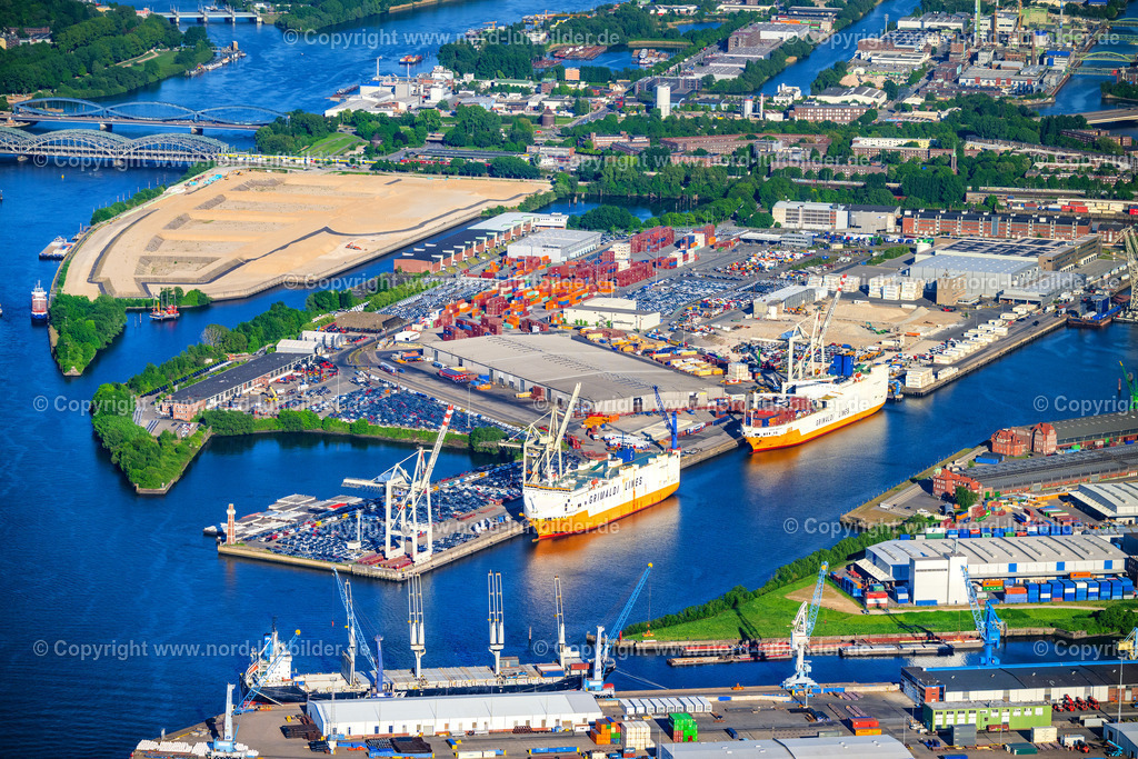 Hamburg_Kleiner_Grasbrook_Grimaldi_Fahrzeugtransportrschiffe_ELS_8252110525 | HAMBURG 11.05.2025 Hafenanlagen am Ufer des Hafenbeckens Kleiner Grasbrook in Hamburg, Deutschland. // Shores of the harbor of Kleiner Grasbrook in Hamburg, Germany. Foto: Martin Elsen