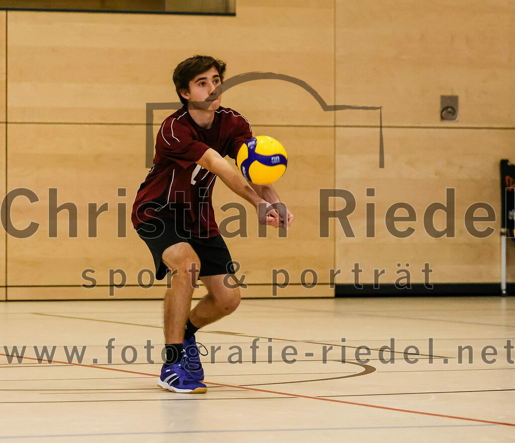 2021-11-27_057_TuS_Oberding_II_gegen_MTV_1881_Ingolstadt_III | Oberding, Deutschland, 27.11.2021:
Volleyball, Kreisliga 2021 / 2022, 5. Spieltag, TuS Oberding II gegen MTV 1881 Ingolstadt III, Endergebnis: 3:2

Lucas John (TuS Oberding, #12)

Foto: Christian Riedel / fotografie-riedel.net