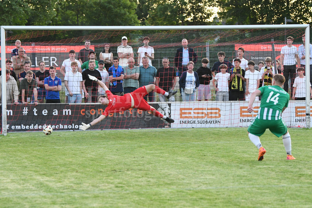 TSV Oberschneiding | Oberschneidings Tormann Niklas Plank wird zum Helden - Realisiert mit Pictrs.com