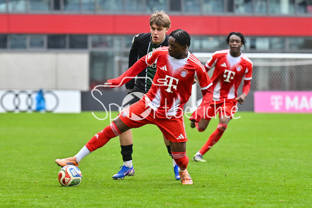 FC Bayern München - Hannover 96 | MUNICH, GERMANY - 15. FEBRUARY: im Duell Uzorchukwu EGWUATU (FC Bayern München U19 13) und Oskar SCHWARZ (Hannover 96 U19 11) während dem Spiel zwischen der U19 des FC Bayern München und der U19 von Hannover 96 am 2. Spieltag der Hauptrunde der U19-DFB-Nachwuchsliga am FC Bayern Campus