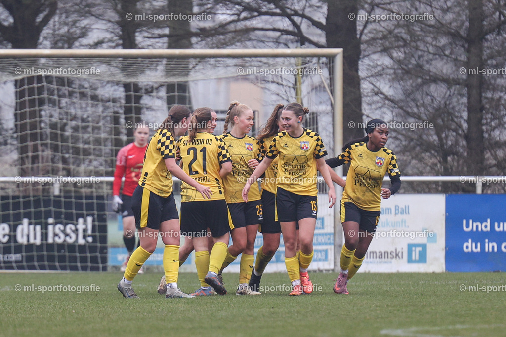Fußball I Frauen I Saison 2025/2026 I Oberliga Schleswig-Holstein I 12. Spieltag I SV Frisia 03 Risum-Lindholm - Eichholzer SV | ml-sportfotografie - Realisiert mit Pictrs.com