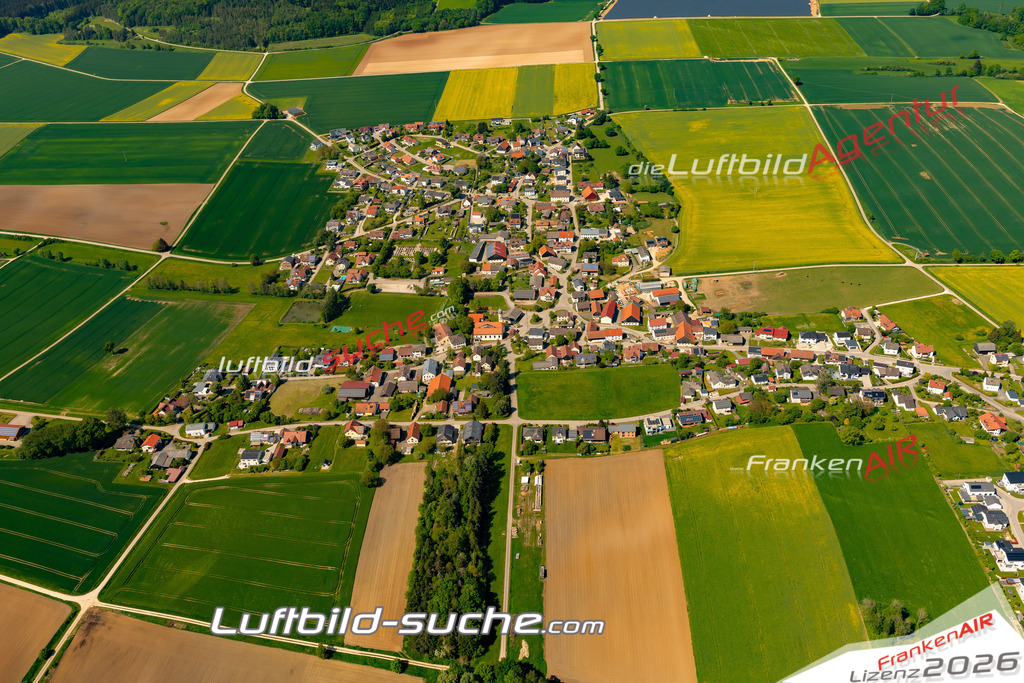 Das Luftbild zeigt : Steinsdorf Altmannstein - Die Luftaufnahme wurde 2024 vom UL-Flugzeug aus erstellt ( keine Drohne ) - Hochauflösende Luftaufnahme - Für grossformatige Ausdrucke geeignet. Die Geschenkidee !Mit Lizenz und Bildrechte bestellbar
