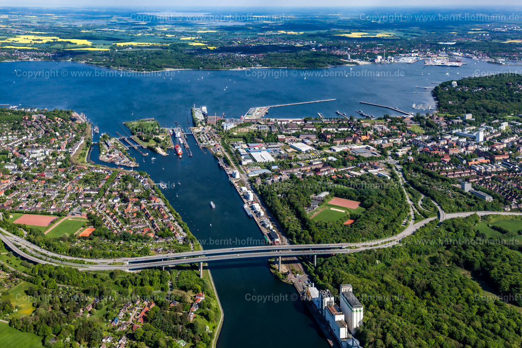 PLB_5306mod_NOK_Holtenau-Wik_180x120 | Luftbild, Blick nach Osten über die Innenförde. Kieler Stadtteile Holtenau (links) und Wik (rechts). Verlauf der Bundesstraße B503 über die Holtenauer Hochbrücken - Realisiert mit Pictrs.com