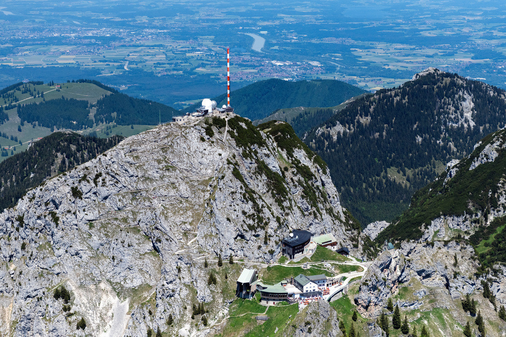 dr__0100284.jpg | BAYRISCHZELL 13.06.2023 Gipfel des Wendelsteinmassivs im Mangfallgebirge der Alpen bei Bayrischzell im Bundesland Bayern. Die Rundfunk- Sendeanlage mit dem markanten Sendemasten und Antennen wird vom Bayerischen Rundfunk betrieben. Auf dem Wendelstein befinden sich außerdem eine Sternwarte, Wetterwarte und die Wendelsteinkapelle. Er ist mit Seilbahn und Zahnradbahn erschlossen.