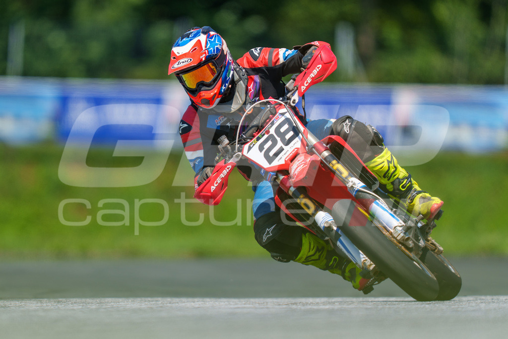 G-Cup + Supermoto Staatsmeisterschaft + Hungarian Supermoto Championship | GRIPcapture steht für authentische Sportfotografie in Österreich – für Momente, die mehr sind als Geschwindigkeit oder Ergebnis. Es geht um Emotion, Spannung, Fokus und den Augenblick, der oft nur einen Wimpernschlag dauert.Ob Motorsport, Teamsport oder 