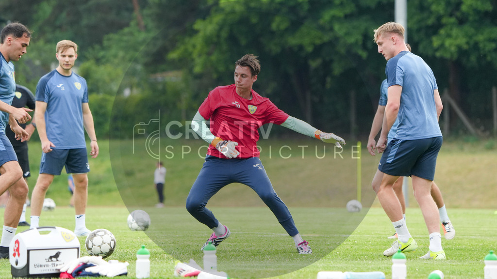 Fußball, Herren, Saison 2025/2026, Regionalliga Nordost, Trainingsauftakt des FSV 63 Luckenwalde am 18.06.2025 im Werner-Seelenbinder-Stadion, | Fußball, Herren, Saison 2025/2026, Regionalliga Nordost, Trainingsauftakt des FSV 63 Luckenwalde am 18.06.2025 im Werner-Seelenbinder-Stadion, Im Bild: Kevin Tittel (m.) - Realisiert mit Pictrs.com