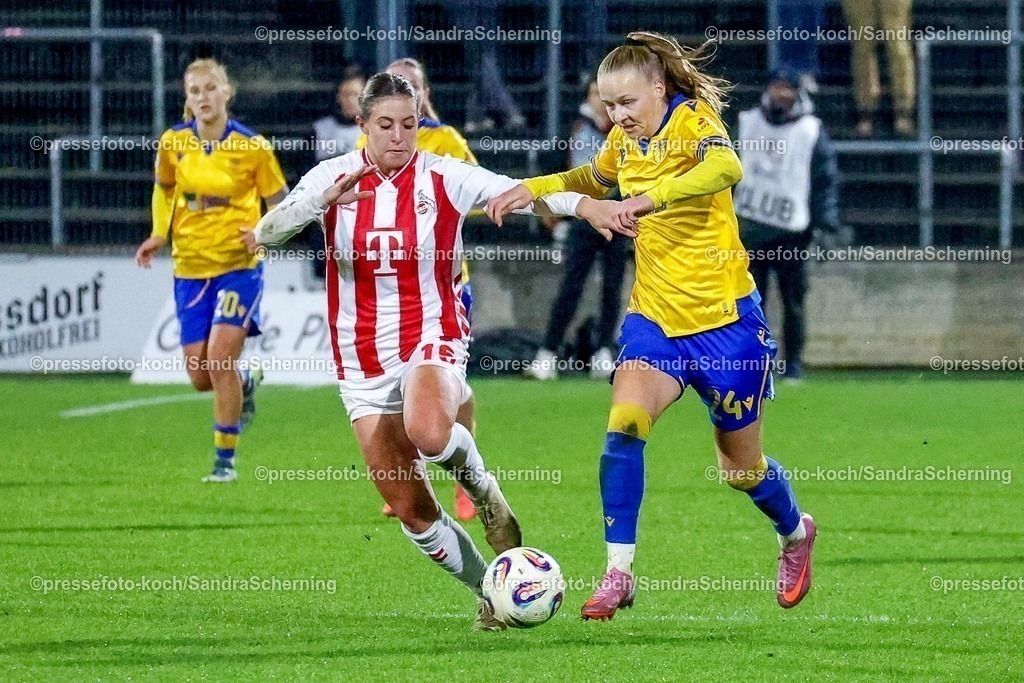 xSSCHx14122501053  | 14.12.2025, xsscx, Frauen Fussball, 1. FC Koeln - FC Carl Zeiss Jena, 1. Fussball Bundesliga, 13. Spieltag, Franz-Kremer-Stadion, Saison 2025 2026: Zoe Hasenauer (1. FC Koeln #16) im Zweikampf gegen Isabella Jaron (FC Carl Zeiss Jena #24) DFB regulations prohibit any use of photographs as image sequences and or quasi-video. Photo:xSandraxScherningxPressefotoKochx