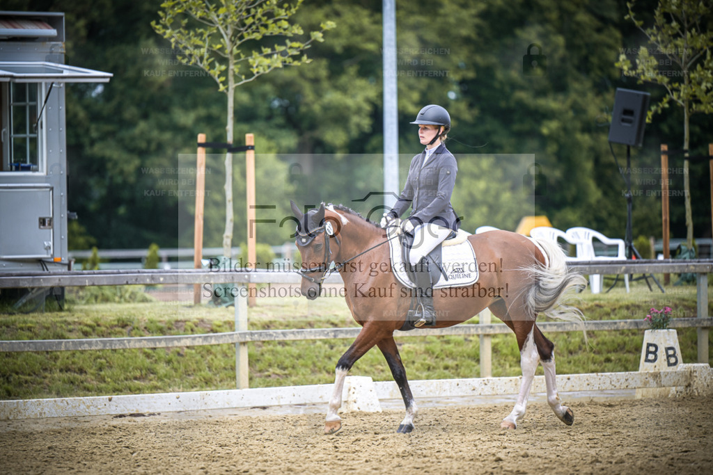 DOS_7318 | Entdecke hochwertige Reitturnierfotos von Foto Oger. Professionell, emotional und authentisch – jetzt Lieblingsmomente im Shop bestellen. - Realisiert mit Pictrs.com