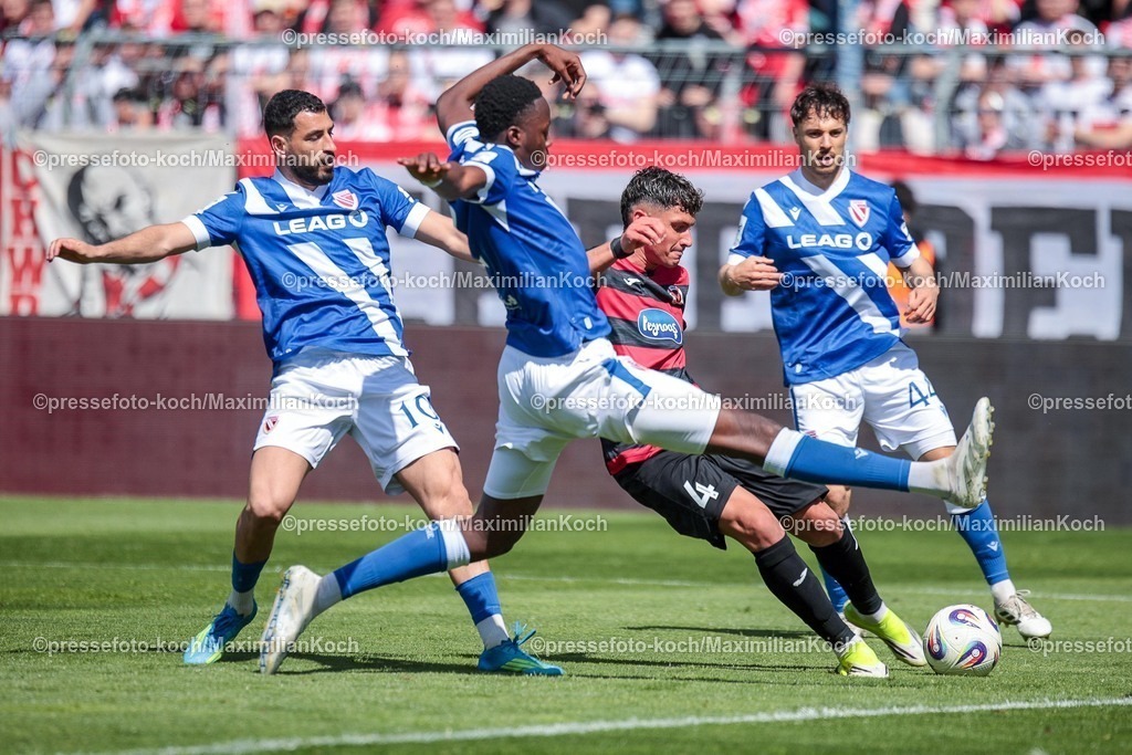 xsef26042601020 | 26.04.2026, xsefx, Fußball, 3.Liga, FC Viktoria Köln - Energie Cottbus, 35. Spieltag, Sportpark Höhenberg, Saison 2025 2026: Taylan Duman (FC Viktoria Koeln, 4)   im Zweikampf gegen Tolcay Cigerci (10 FCE) Simon Straudl (Energie Cottbus, 44) King Samuel Manu (FC Energie Cottbus, 2)  DFB regulations prohibit any use of photographs as image sequences and or quasi-video. Photo: xSabinexEffgenxPressefotoKochx