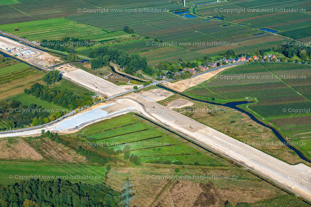 Hamburg_Bau_A26_Neuenfelder_Hinterdeich_ELS_4007220922 | HAMBURG 22.09.2022 Autobahn- Baustelle A26 mit Erschließungs-, Aufschüttungs- und Erdarbeiten entlang der Trasse und des Streckenverlaufes " Brücke Francoper Straße " in Hamburg, Deutschland. // Motorway- Construction A26 site with earthworks along the route and of the route of the highway " Bruecke Francoper Strasse " in Hamburg, Germany. Foto: Martin Elsen